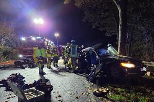 Der Fahrer war im Fahrzeug eingeklemmt.
