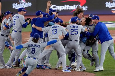 Yamamoto im Jubelkreis: Dodgers holen ersten World-Series-Titel seit 25 Jahren