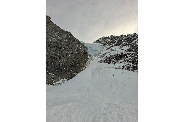 Die Urlauber wurden beim Aufstieg zur mehr als 3.500 Meter hohen Vertainspitze von der Schneelawine erfasst.