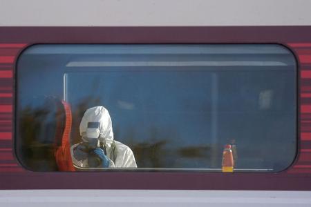 Forensiker untersuchen den Zug, in dem es zu dem verheerenden Angriff kam. 