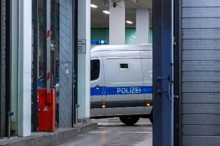 Ein Fahrzeug der Polizei steht im Bereitschaftsgericht vom Amtsgericht Tiergarten in Berlin, nachdem die Polizei am Samstag einen Mann festgenommen hat, der einen Anschlag geplant haben soll. 