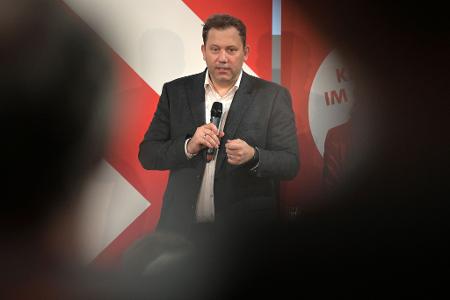 Vizekanzler Klingbeil macht sich für die kriselnde Stahlbranche stark (Archivbild)