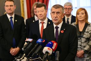 Andrej Babis (vorne), tschechischer Milliardär und Gründer der Partei ANO, hat in Prag einen Koalitionsvertrag mit den Vorsitzenden der ultrarechten Freiheit und direkte Demokratie (SPD) und der Autofahrerpartei Motoristen unterzeichnet.