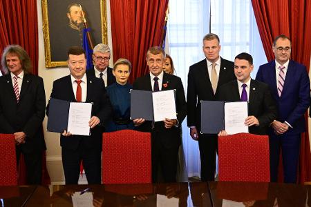 Andrej Babis (M), tschechischer Milliardär und Gründer der Partei ANO, stellt mit den Vorsitzenden der ultrarechten Freiheit und direkte Demokratie (SPD) und der Autofahrerpartei Motoristen einen Koalitionsvertrag vor.