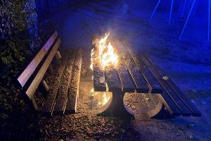 Die Feuerwehr löschte das Feuer.