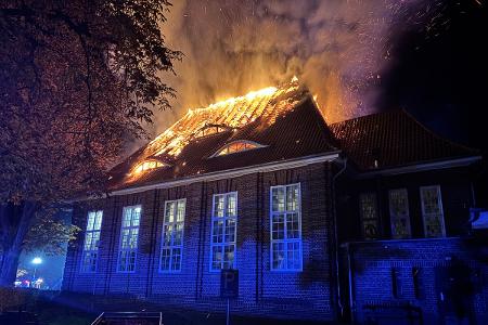 Innerhalb weniger Sekunden erstreckte sich das Feuer auf den gesamten historischen Dachstuhl der Kirche