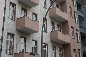 Durchsuchungen gab es nach Angaben der Staatsanwaltschaft an drei Anschriften. 