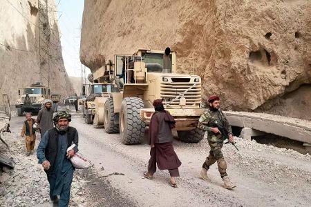 Die Aufräumarbeiten lauf auf Hochtouren. 