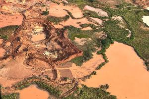Aus der Luft sind abgeholzte Flächen im Amazonas-Gebiet zu sehen. (Archivbild)