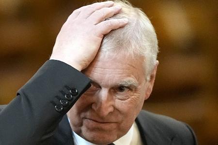 Prinz Andrew auch von der Website des britischen Königshauses geworfen