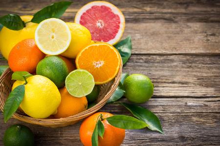 Saure Früchte essen