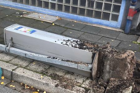 Parkscheinautomat umgeworfen