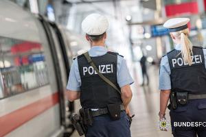 Schnellbremsung: Eine 69-Jährige hatte sich im Landkreis Miesbach ins Gleis verirrt
Verspätung: Ein 20-Jähriger betätigte unberechtigt den Nothalt eines anfahrenden ICE im Hauptbahnhof München