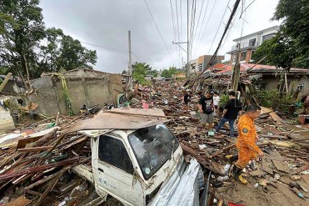 Zahlreiche Häuser lagen in Trümmern.