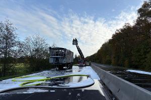 Übersichtsaufnahme des Brandortes auf der B75 zwischen den Anschlussstellen Huchting und Stickgras