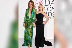 Model Amber Valletta huldigt Donatella in ikonischem Versace-Kleid