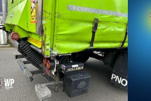 Der Sattelzug streifte mit der hinteren Ecke seines Aufliegers den Linienbus.