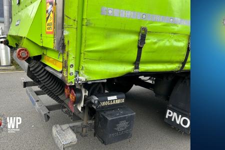 Der Sattelzug streifte mit der hinteren Ecke seines Aufliegers den Linienbus.