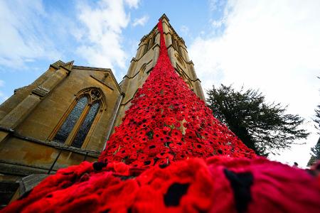 Für den Remembrance Day: Mohnblumeninstallation an der St. Michaels Kirche in Worcestershire.