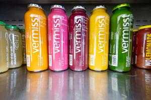 "Vermisst" steht groß auf den Smoothie-Flaschen von True Fruits - auf der Rückseite wird mit Fotos nach zwei seit Jahren vermissten Personen gesucht.