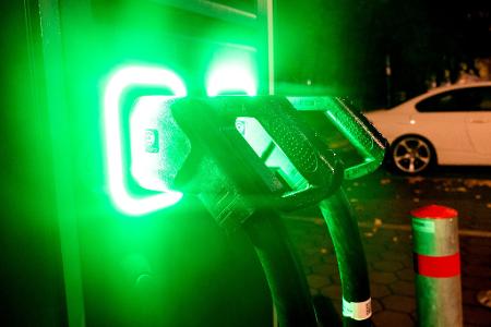 Die Verfügbarkeit von Ladepunkten für E-Auto-Besitzer variiert in den Bundesländern stark. (Archivbild)