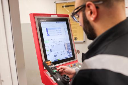 Ein syrischer Auszubildender in Deutschland. (Archivfoto aus Schleswig-Holstein)