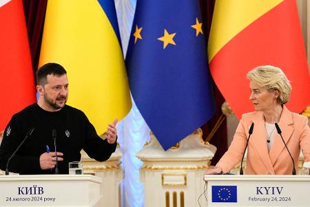 Will einen schnellen EU-Beitritt: Der ukrainische Präsident Wolodymyr Selenskyj, hier bei einer Pressekonferenz mit EU-Kommissionspräsidentin Ursula von der Leyen. (Archivbild)