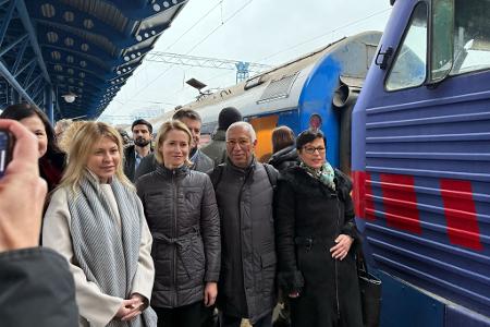 Die EU-Außenbeauftragte Kaja Kallas (2.v.l) und EU-Erweiterungskommissarin Marta Kos (r) legen Berichte zu Reformfortschritten von Ländern vor, die in die Europäische Union streben. (Archivbild)