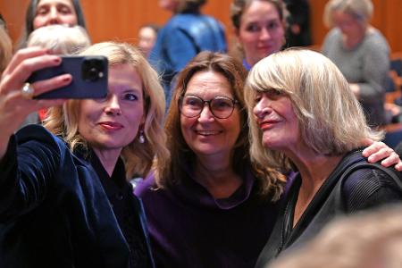 Julia Klöckner (v.l.-r., CDU), Bundestagspräsidentin, Mechthild Heil (CDU) und Frauenrechtlerin Alice Schwarzer lächeln für ein Selfie.