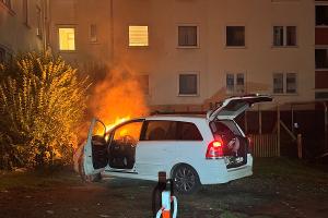 brennender Pkw in einem Innenhof der Grashoffstraße in Bremerhaven
Bildquelle: Einsatzleitdienst Feuerwehr Bremerhaven