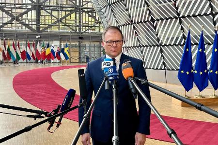 Bundesumweltminister Carsten Schneider (SPD) wirbt für das Ziel, die Emissionen in den nächsten 15 Jahren um 90 Prozent im Vergleich zu 1990 zu senken.