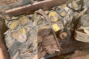 So sah der Münzschatz aus, als er aus der Erde geholt wurde.