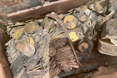 So sah der Münzschatz aus, als er aus der Erde geholt wurde.