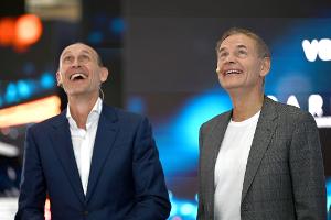 Volkswagen-Chef Oliver Blume (r) und Volkswagen-Vorstandmitglied für China, Ralf Brandstätter, in Shanghai. Der Konzern investiert trotz Schwierigkeiten viel Geld in die neue Technologie. 