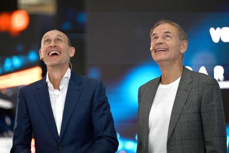 Volkswagen-Chef Oliver Blume (r) und Volkswagen-Vorstandmitglied für China, Ralf Brandstätter, in Shanghai. Der Konzern investiert trotz Schwierigkeiten viel Geld in die neue Technologie. 