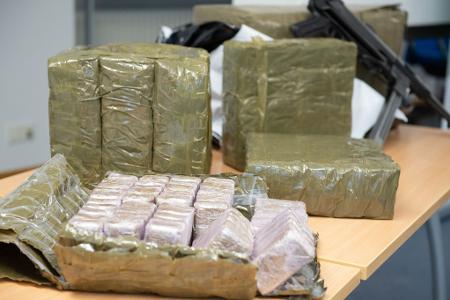 Im Kühlschrank eines mutmaßlichen Drogenschmugglers finden Zollbeamte Haschisch - getarnt als Dubai-Schokolade. (Symbolbild)