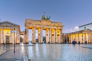 Blick auf das Brandenburger Tor und den Pariser Platz im Abendlicht