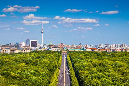 Blick über den Berliner Tiergarten auf die Stadtsilhouette