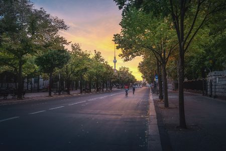 Blick auf die Starße Unter den Linden mit dem Berliner Fernsehturm im Hintergrund