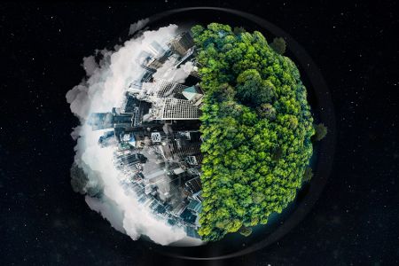 Digitales Bild der Erde, wo auf einer Seite eine industrialisierte Stadt, auf der anderen Seite Bäume zu sehen sind