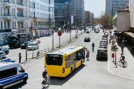 Straße in Berlin mit viel Verkehrsbetrieb