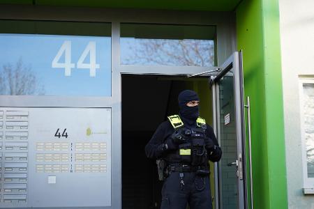 Die Beamten sicherten am frühen Morgen Material.