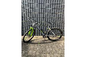 Mountainbike grau mit neongrüner Federgabel der Marke Zündap