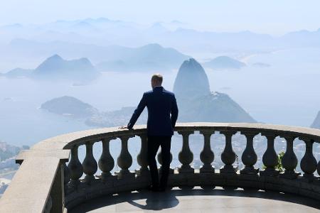 Prinz William schaut von einem Aussichtspunkt an der Christusstatue auf dem Berg Corcovado in Rio de Janeiro auf den Zuckerhut.