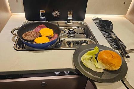 Wohnmobil, Carado T447, Küche, Zweiflamm-Herd