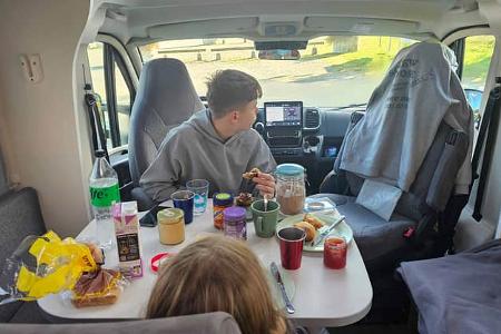 Wohnmobil, Carado T447, Sitzgruppe, Frühstück