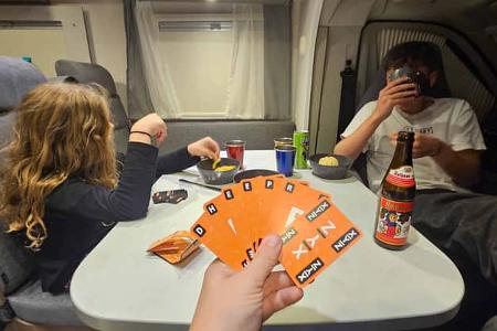 Wohnmobil, Carado T447, Kartenspiel