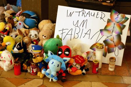 Kuscheltiere und Kerzen zum Gedenken an Fabian. 