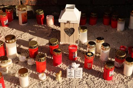 Viele Kerzen erinnern an den achtjährigen Fabian, der einem Gewaltverbrechen zum Opfer fiel. 