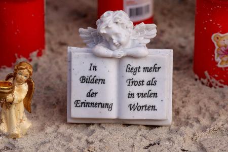 Kerzen und Engel erinnern an Fabian. 